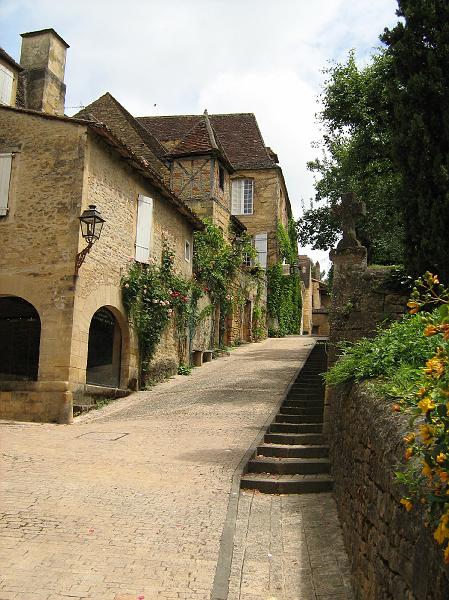 sarlat la caneda straatje2.jpg - Fraai straatje in Sarlat la Caneda. Een prachtig stadje in de Dordogne met een zeer mooi opgeknapt middeleeuws centrum. Vele fraaie smalle straatjes en steegjes.